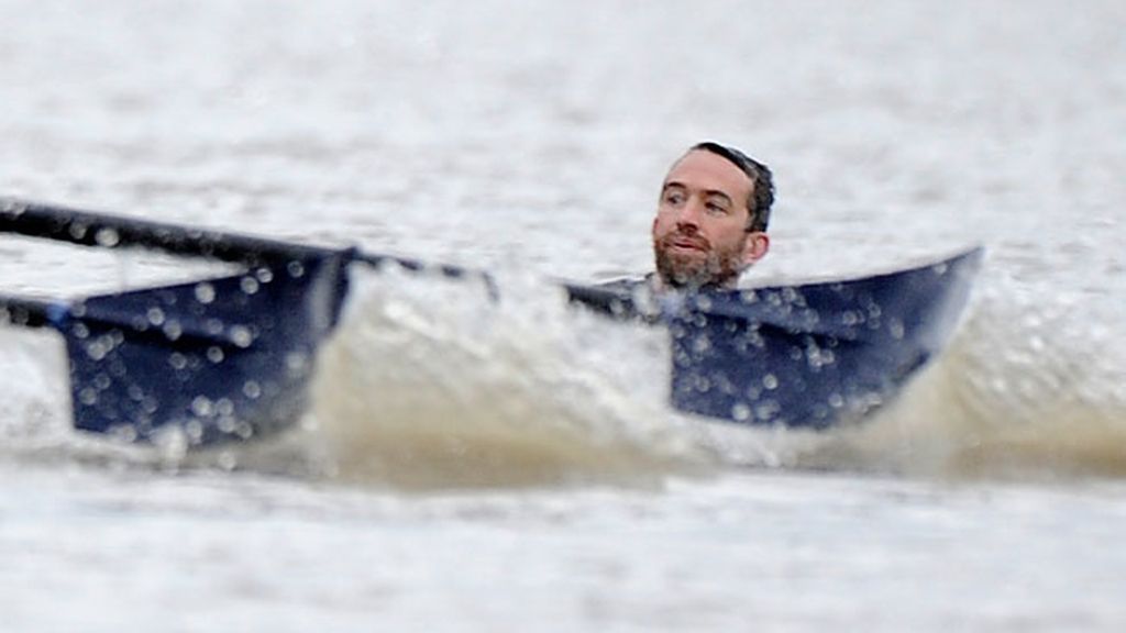 Un hombre interrumpe la regata Oxford-Cambridge al lanzarse al agua