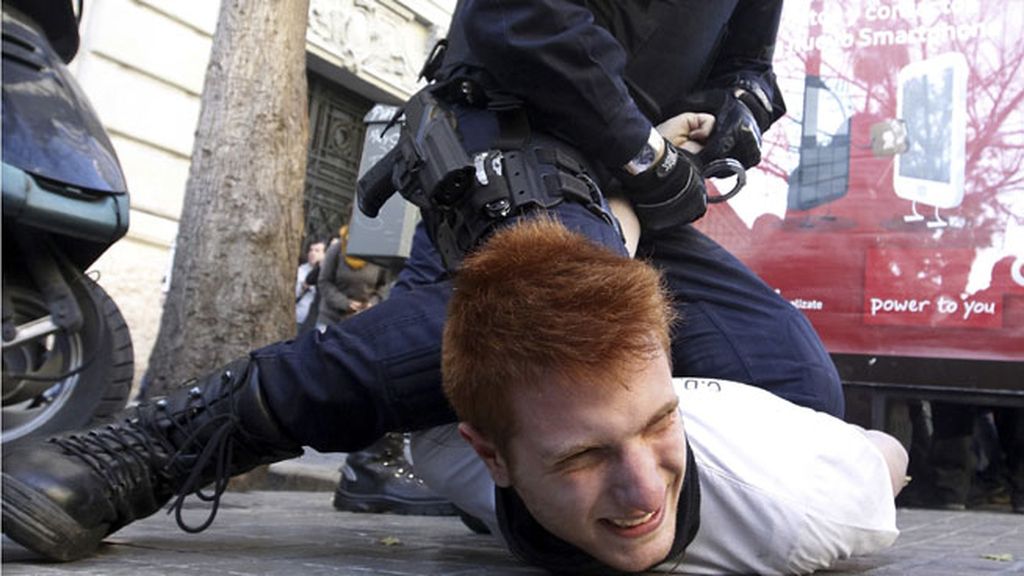 Disturbios entre policía y estudiantes en Valencia