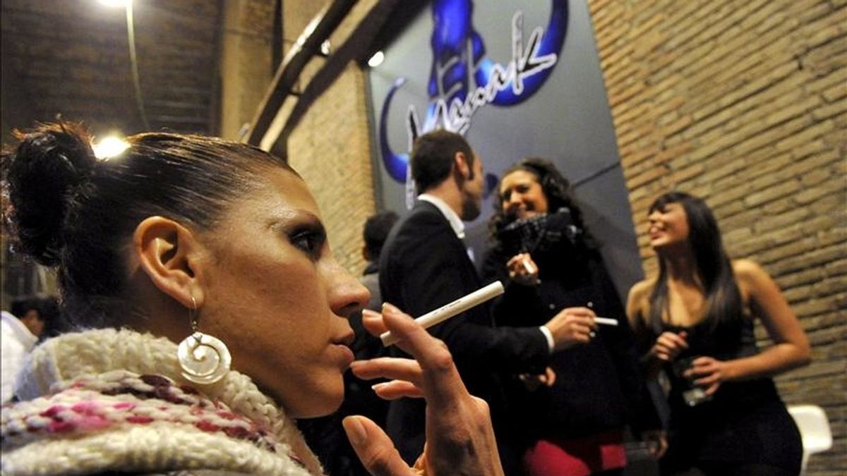 Varias personas fumando a las puertas de un pub en Granada. EFE/Archivo