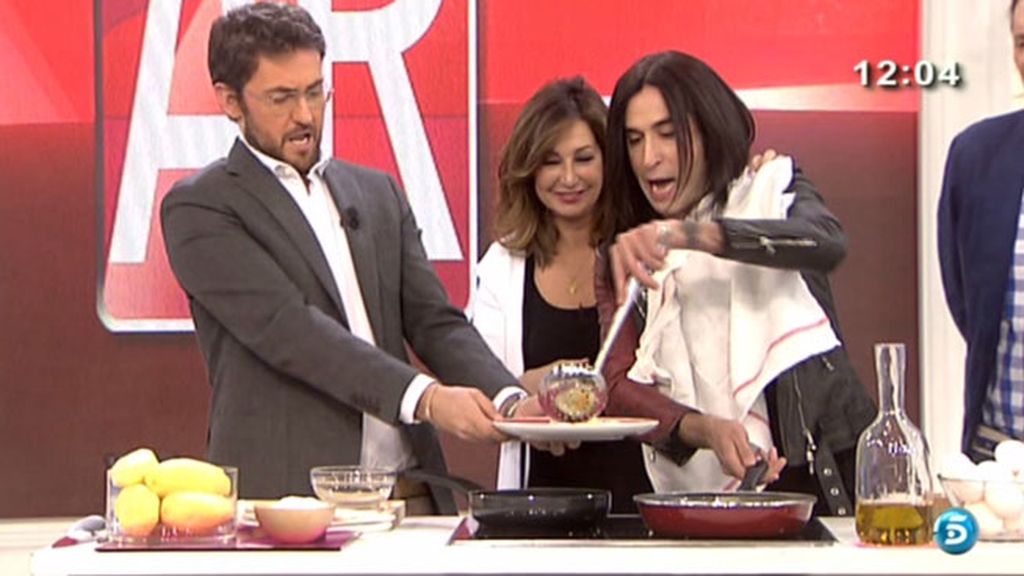 Mario no supo hacerle unos huevos fritos a Raphael