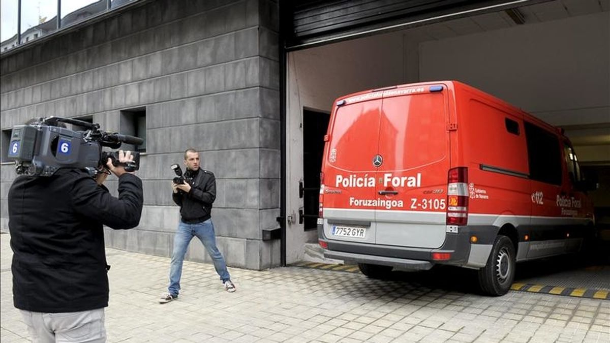 El exnovio de Yanela Zaruma, la joven de 22 años que apareció muerta el pasado lunes en la localidad navarra de Beriain, a su llegada ayer al Palacio de Justicia de Navarra en un furgón de la Policía Foral. EFE