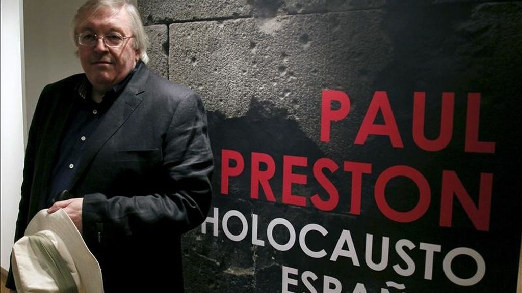 El historiador británico Paul Preston presentó hoy, en rueda de prensa en Madrid, su último libro, "El Holocausto Español. Odio y exterminio durante la Guerra Civil y después", galardonado con el Premio de Historia de Cataluña Santiago Sobrequés i Vidal. EFE