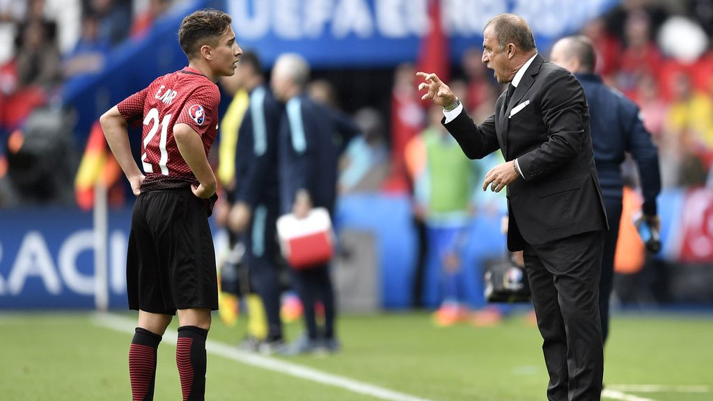 Los aficionados de Turquía prefieren hacerse fotos con… el seleccionador Fatih Terim