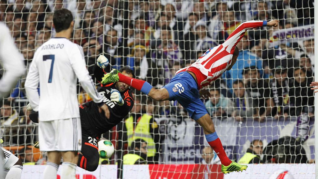 Miranda consigue el segundo gol para el Atlético de Madrid