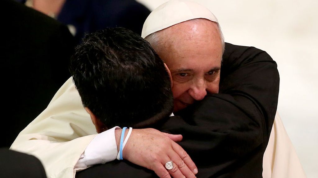 El papa Francisco y Maradona se abrazan por la paz