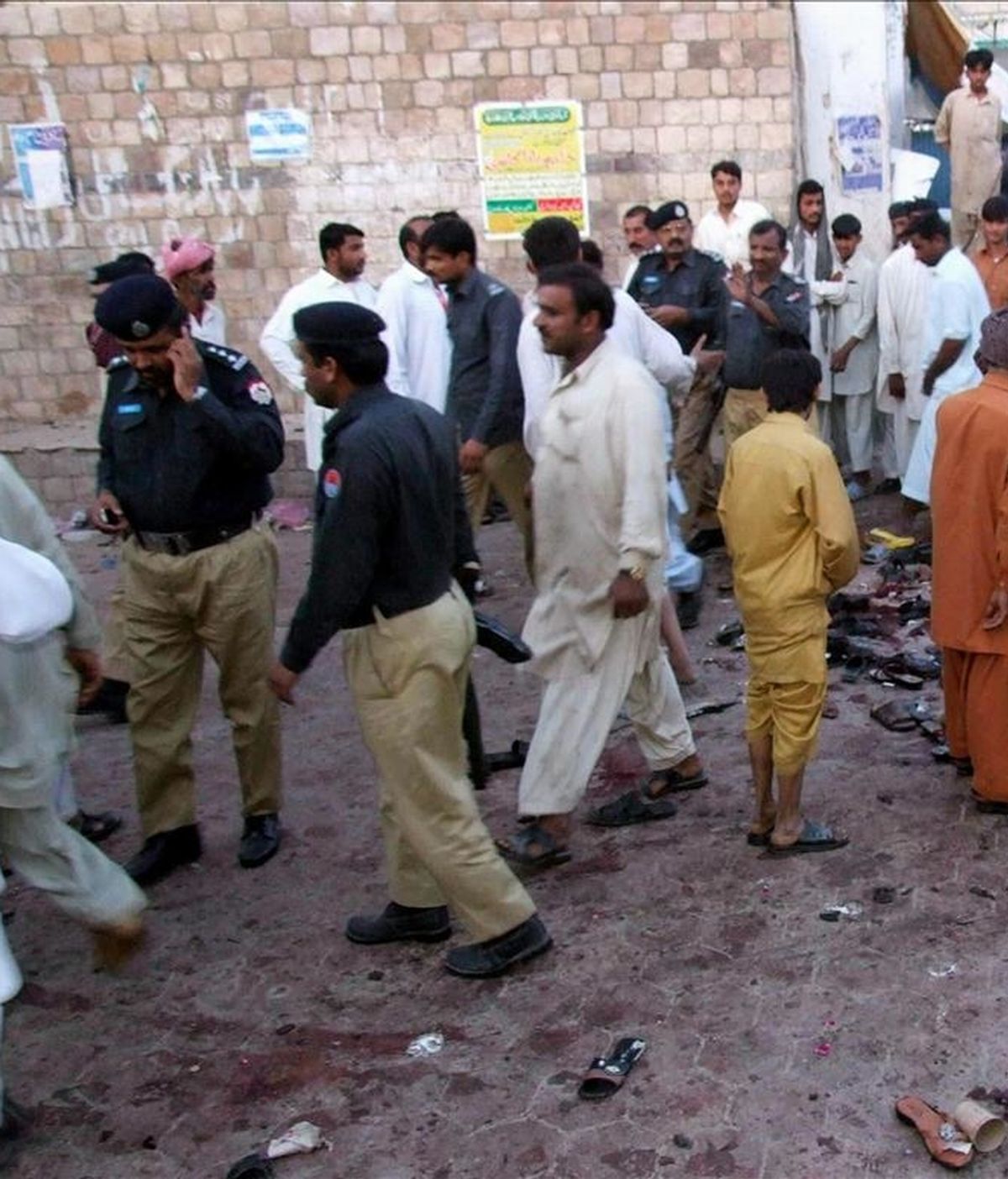 Oficiales de seguridad vigilan la zona en la que ayer, 3 de abril, se registró un atentado terrorista en la provincia oriental de Punyab (Pakistán). Hoy 6 personas han muerto en un nuevo atentado perpetrado junto a una parada de autobús. EFE