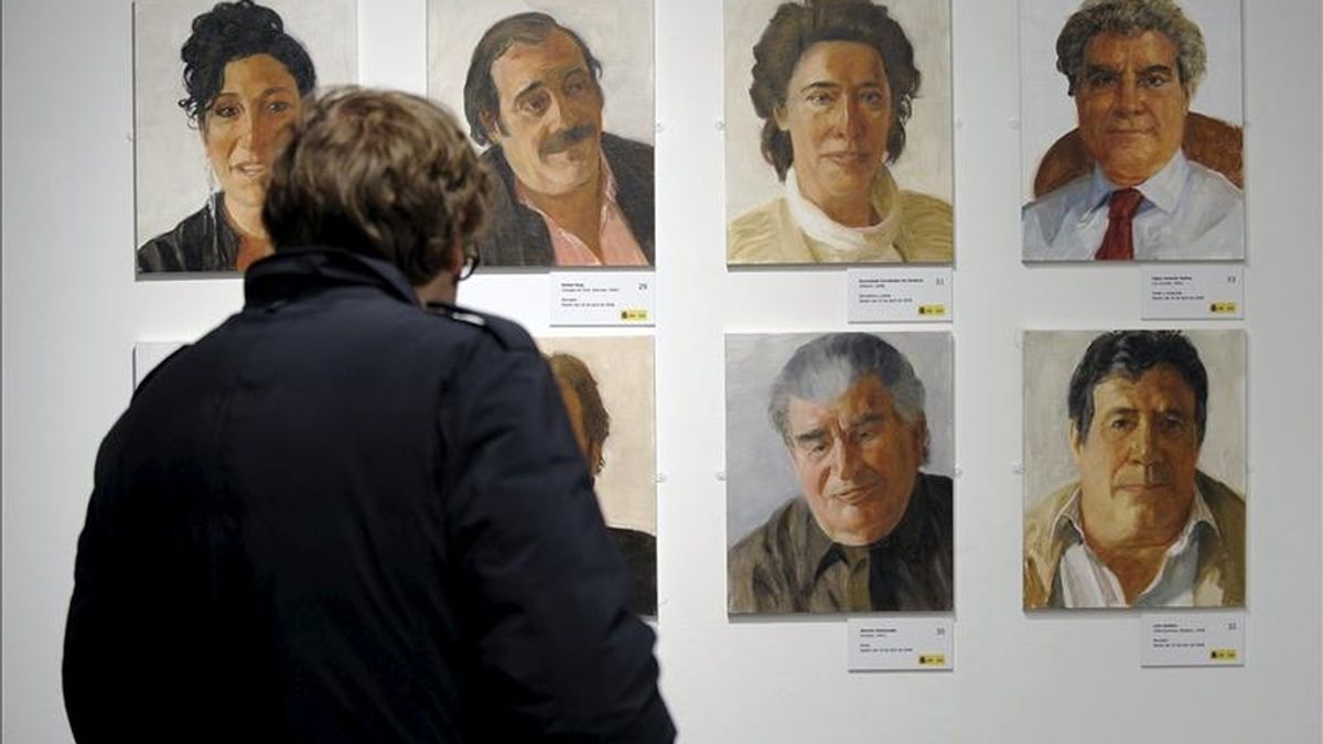 La sala de exposiciones del Museo Cervantes de Valladolid acoge desde hoy la exposición del pintor Félix de la Concha "Retratos con conversacion. Cincuenta escritores con anacolutos". EFE