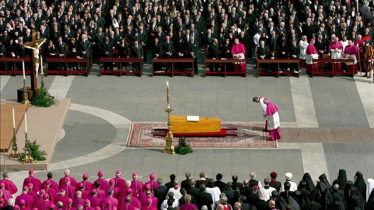 Imagen del funeral, el 8 de mayo de 2005, por el Papa Juan Pablo II, con el féretro del Pontífice colocado delante de la Basílica de San Pedro en la Ciudad del Vaticano. EFE/Archivo