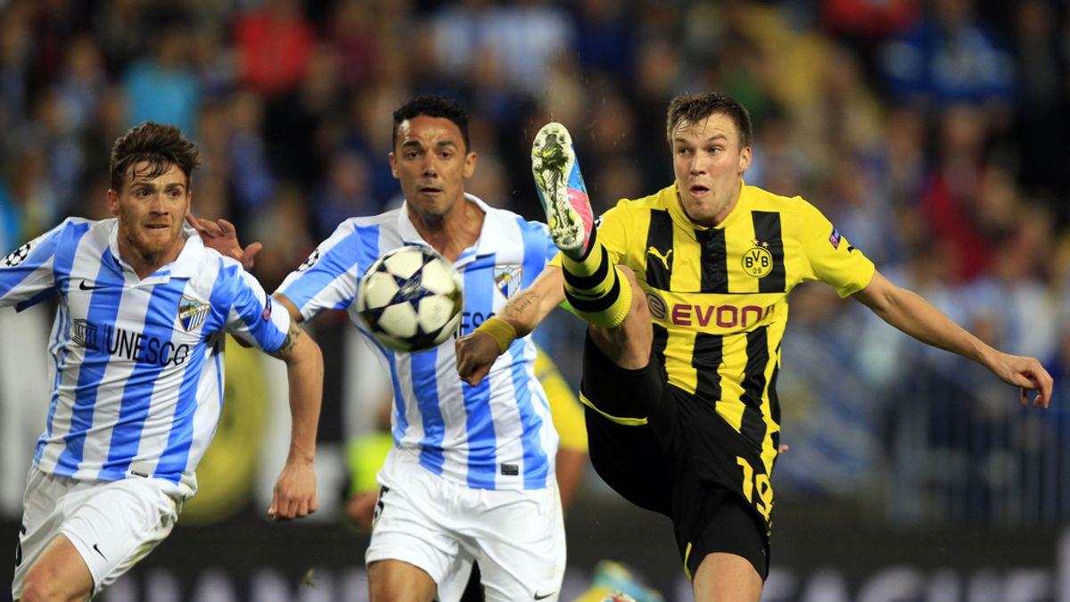 Kevin Grosskreutz, Borusi Dortmund, pelea por un balón contra Vitorino Antunes y Weligton Robson del Málaga en el partido de ida de los cuartos de final de la Liga de Campeones Kevin Grosskreutz, Borusi Dortmund, pelea por un balón contra Vitorino Antunes y Weligton Robson del Málaga en el partido de ida de los cuartos de final de la Liga de Campeones