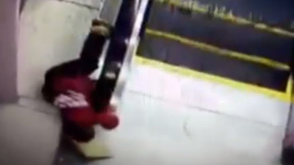 Otro niño chino a punto de morir atrapado en una escalera mecánica