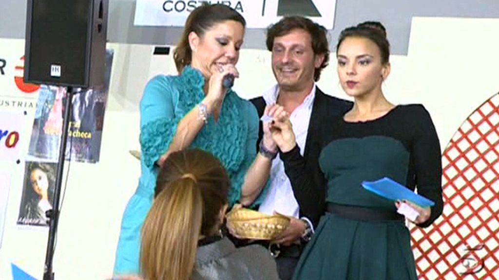 Confirmaron el noviazgo con un beso en públio