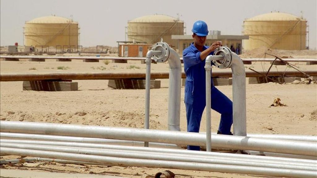 Un operario abre una válvula en una refinería de Najaf, en Irak. EFE/Archivo Un operario abre una válvula en una refinería de Najaf, en Irak. EFE/Archivo