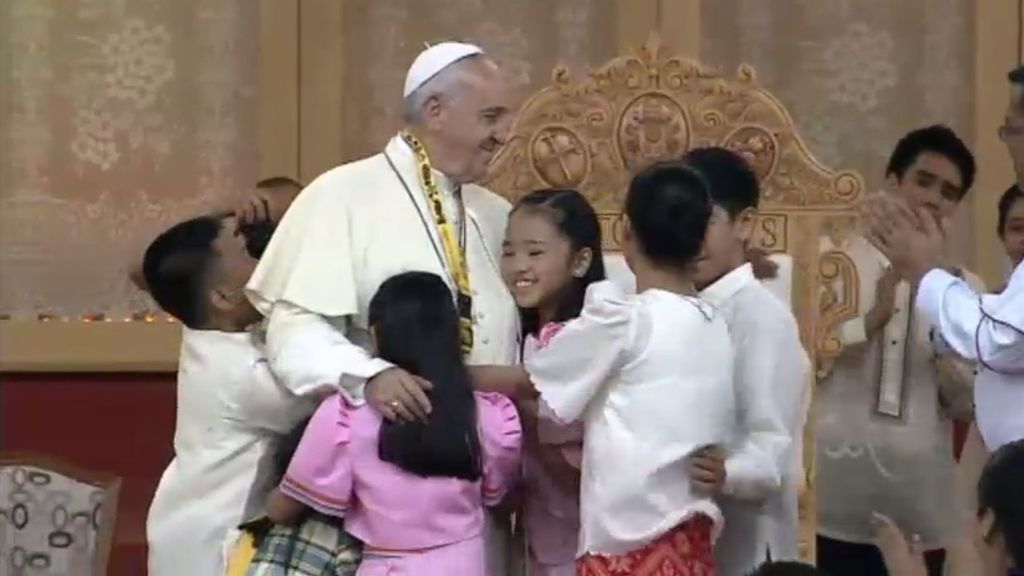 Miles de jóvenes acuden al discurso del Papa en Manila