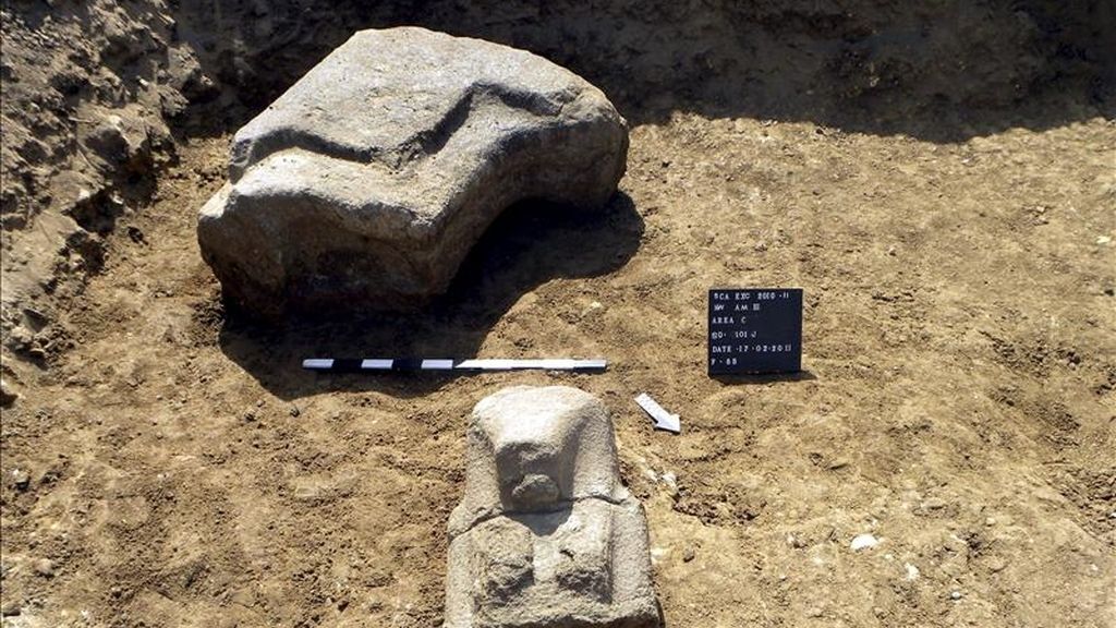 Partes de una estatua de piedra de 13 metros de altura del Amenhotep III, descubierta durante una excavación en el templo del rey Amenhotep III en Luxor, Egipto. EFE