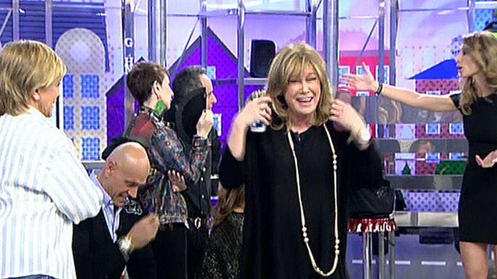 Tras saber que Mónica se había sometido al polígrafo, Mila simula un ataque de ansiedad