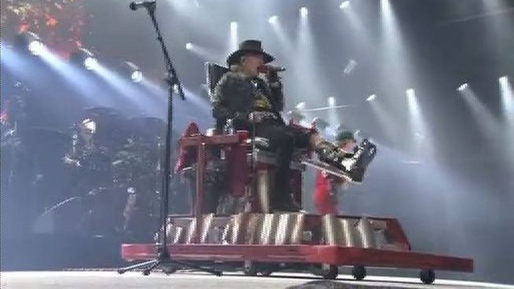 Axl Rose canta en Lisboa sentado y escayolado con AC/DC