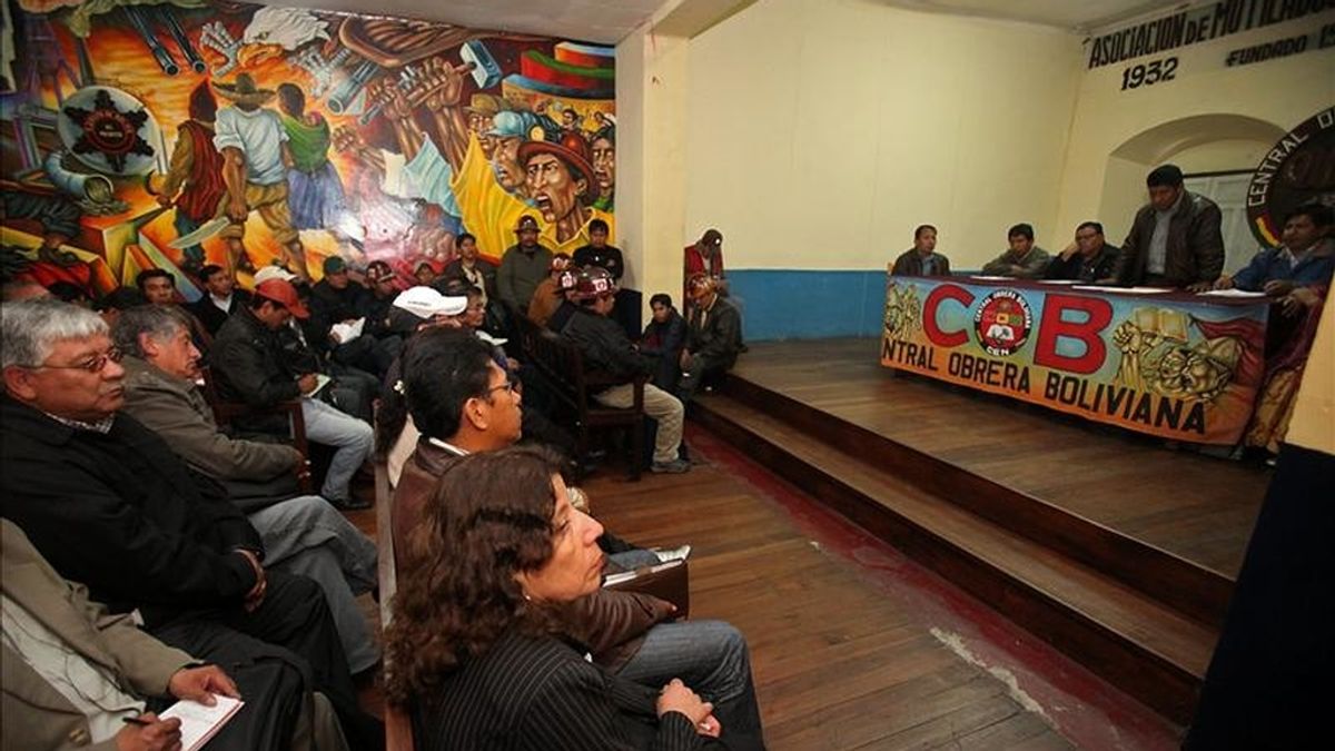 El máximo dirigente de la Central Obrera Boliviana, el minero Pedro Montes (d), explica a otros sindicalistas la última oferta salarial del gobierno del presidente Evo Morales en una reunión en La Paz. EFE