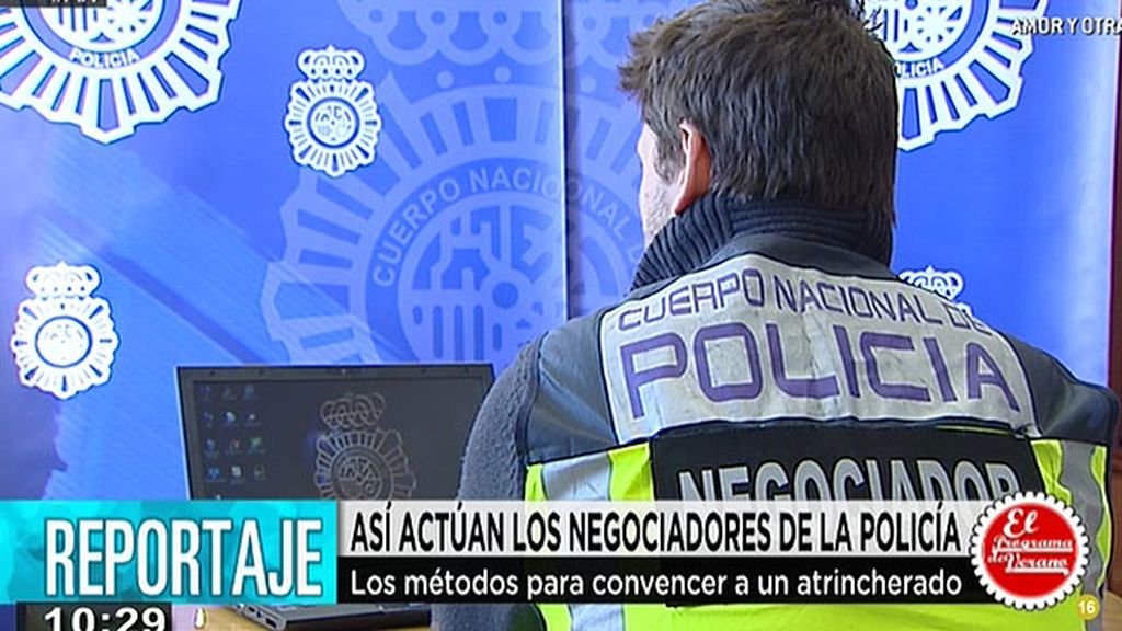 Así trabajan los negociadores de la policía Así trabajan los negociadores de la policía