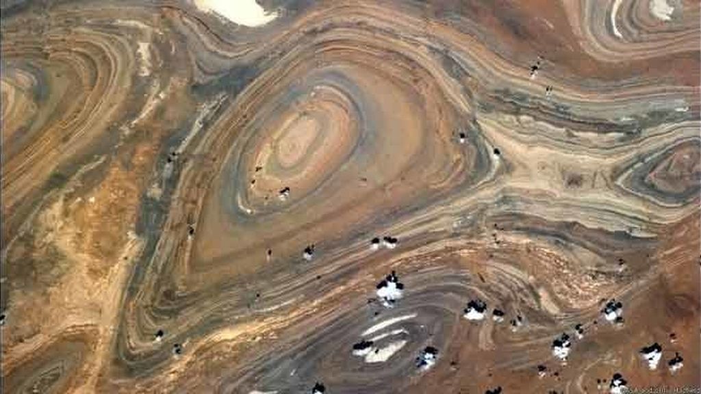 "Piedra saharaui antigua, pulida por la eternidad del aire y la arena"