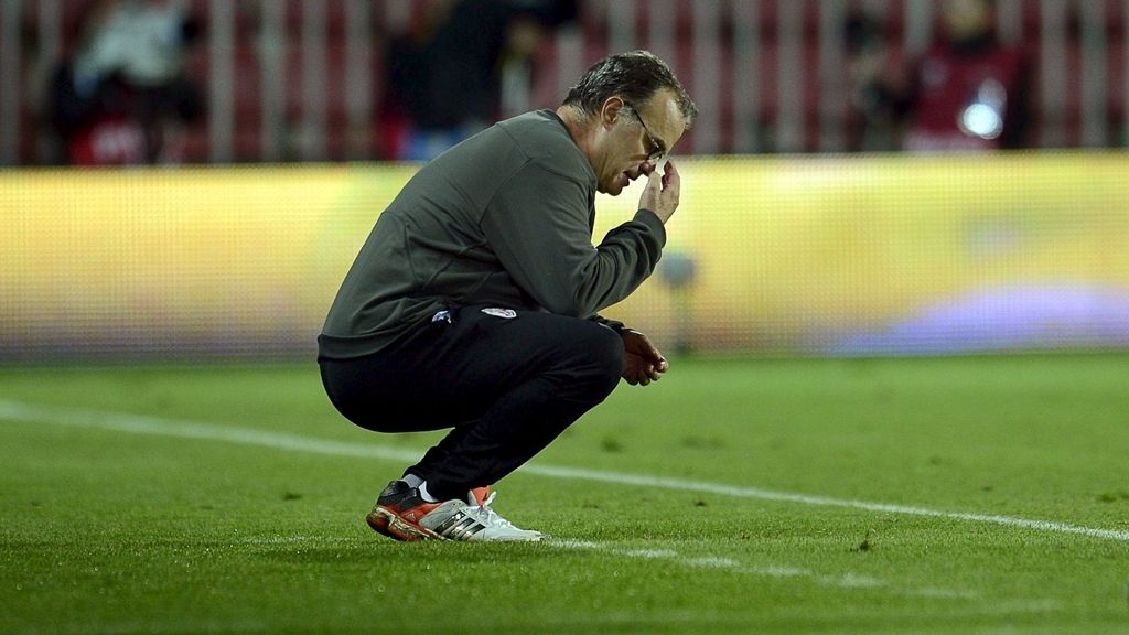El entrenador argentino del Athletic Bilbao, Marcelo Bielsa gesticula durante el partido de la Liga Europa ante el Sparta Praga