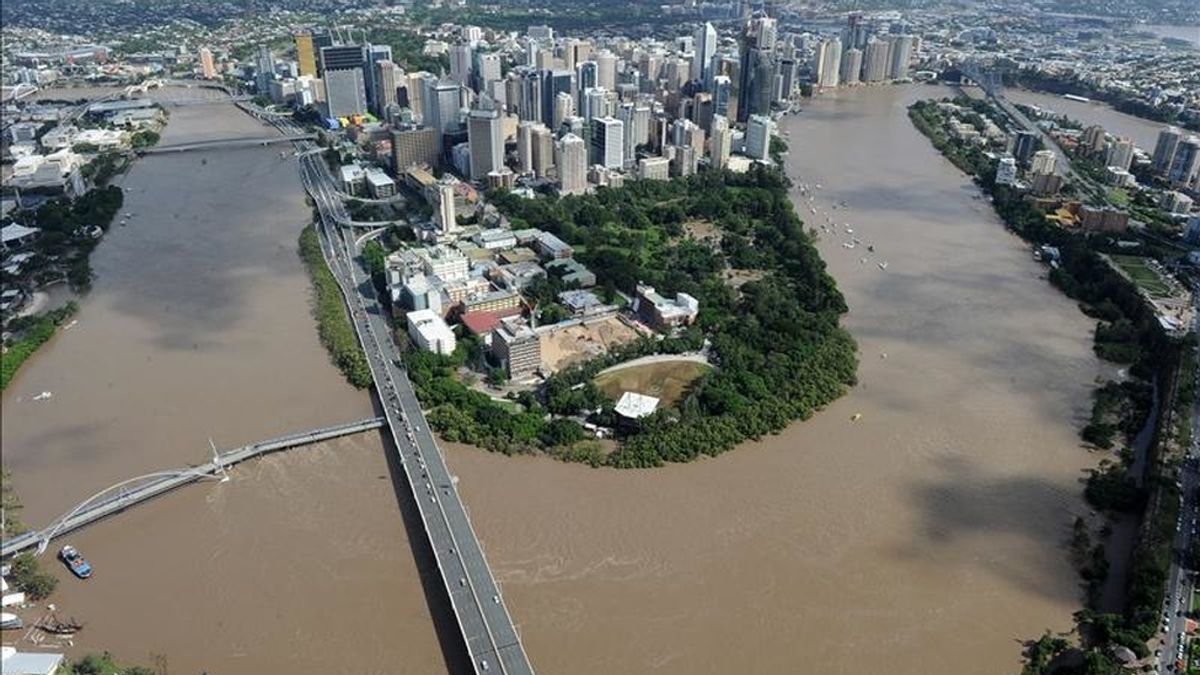 El desbordado río Brisbane alrededor del centro financiero de esa ciudad australiana. EFE