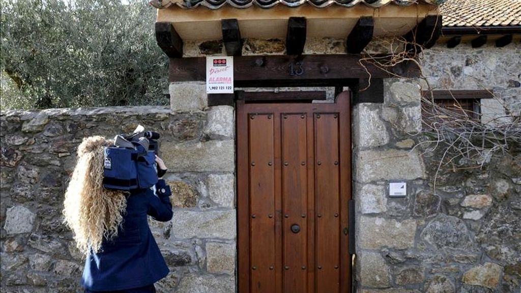 Una reportera toma imágenes de la casa de la localidad segoviana de Torrecaballeros donde han aparecido tres personas muertas, al parecer, en un caso de violencia de genero en el que un hombre de 52 años ha matado presuntamente con disparos de escopeta a su mujer, de 49 años, y a su hijo, de 16, y después se ha suicidado, en lo que constituye el primer crimen de violencia machista del año 2011. EFE Una reportera toma imágenes de la casa de la localidad segoviana de Torrecaballeros donde han aparecido tres personas muertas, al parecer, en un caso de violencia de genero en el que un hombre de 52 años ha matado presuntamente con disparos de escopeta a su mujer, de 49 años, y a su hijo, de 16, y después se ha suicidado, en lo que constituye el primer crimen de violencia machista del año 2011. EFE