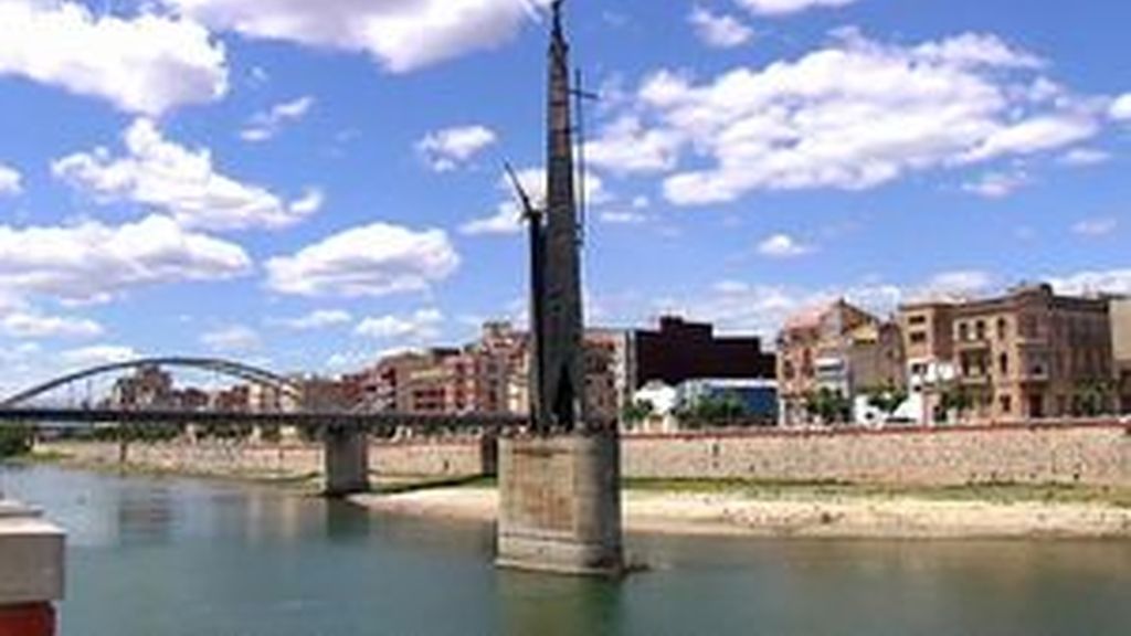 Tortosa mantendrá el monumento franquista del Ebro