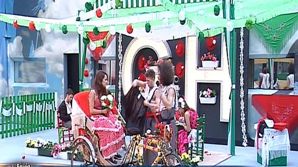 Los concursantes tendrán que recorrer el ferial , bailar sevillanas y fabricar claveles