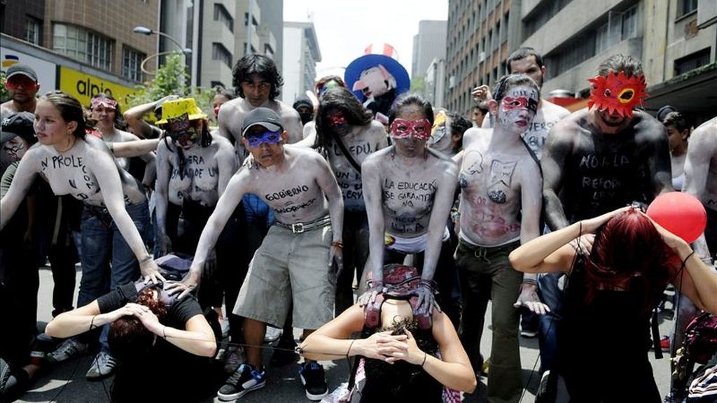 Colombianos participan en una marcha en las calles de Medellín (Colombia), para manifestarse contra las políticas laborales, sociales y de desarrollo del Gobierno del presidente Juan Manuel Santos y denunciar la violación de los derechos humanos de sindicalistas y dirigentes sociales. EFE Colombianos participan en una marcha en las calles de Medellín (Colombia), para manifestarse contra las políticas laborales, sociales y de desarrollo del Gobierno del presidente Juan Manuel Santos y denunciar la violación de los derechos humanos de sindicalistas y dirigentes sociales. EFE