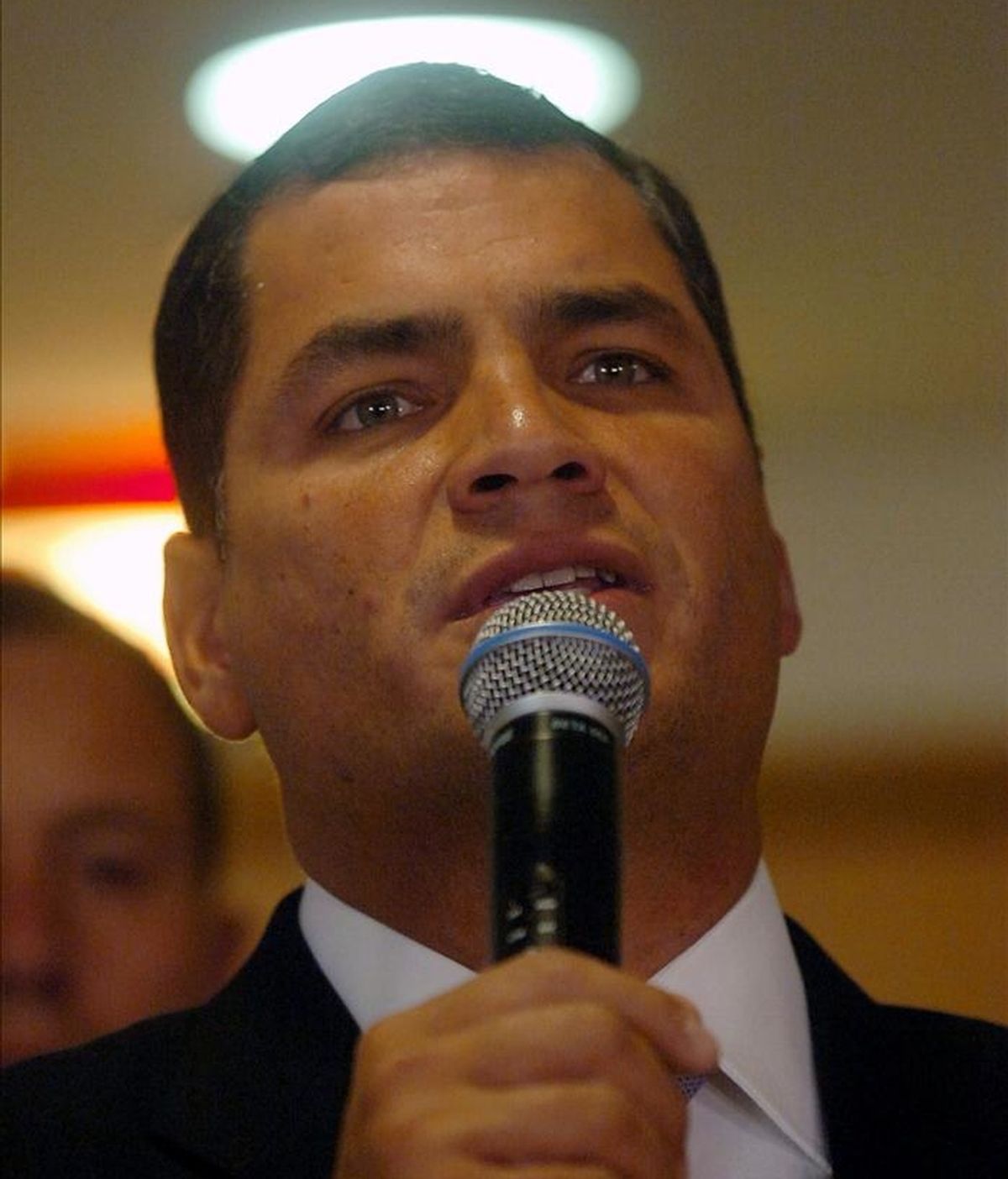 En 2006, cuando el hoy presidente ecuatoriano, Rafael Correa, anunció su candidatura, "sus credenciales de izquierda no convencieron del todo a las FARC" pero cuando su popularidad se incrementó "el grupo aportó aproximadamente 400.000 dólares a su campaña". EFE/Archivo