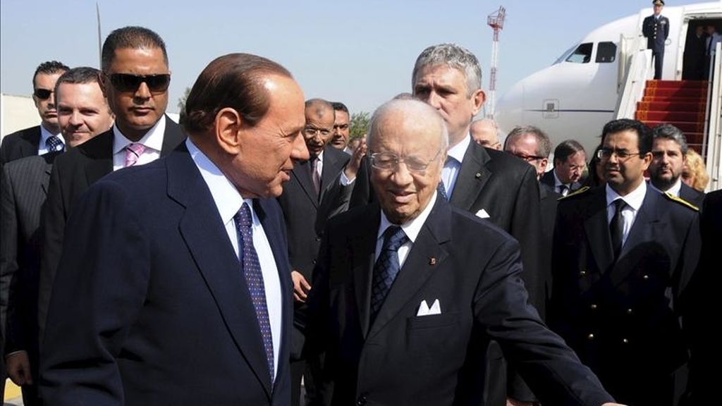 El primer ministro de Túnez, Beyi Caid Essebsi (d), da la bienvenida a su homólogo italiano, Silvio Berlusconi (i), en Túnez, hoy lunes 4 de abril de 2011. EFE