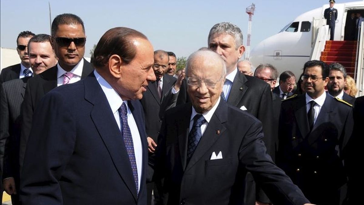 El primer ministro de Túnez, Beyi Caid Essebsi (d), da la bienvenida a su homólogo italiano, Silvio Berlusconi (i), en Túnez, hoy lunes 4 de abril de 2011. EFE
