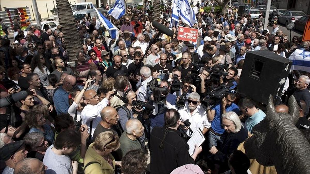 Intelectuales y artistas israelíes atienden a los medios durante una manifestación en apoyo a la creación de un Estado palestino, en Tel Aviv, Israel. EFE