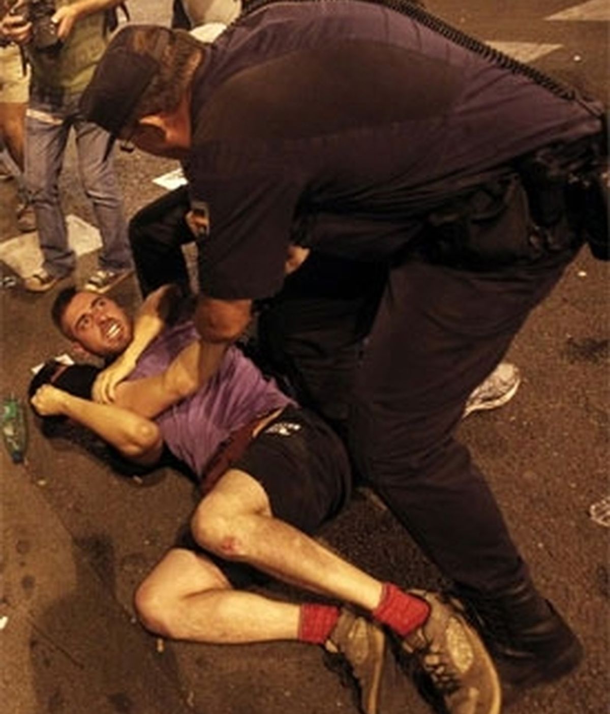 La Policía carga contra manifestantes contrarios a la Jornada Mundial de la Juventud. Vídeo: Informativos Telecinco.