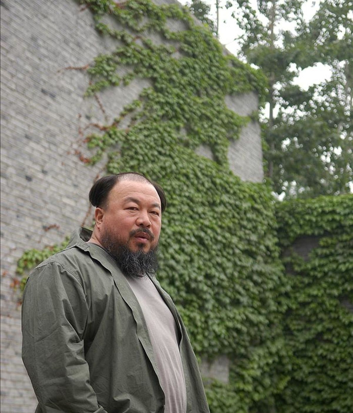Fotografía de archivo suministrada el jueves 7 de abril , que muestra al artista chino Ai Weiwei en su estudio en Pekín (China). EFE/Archivo