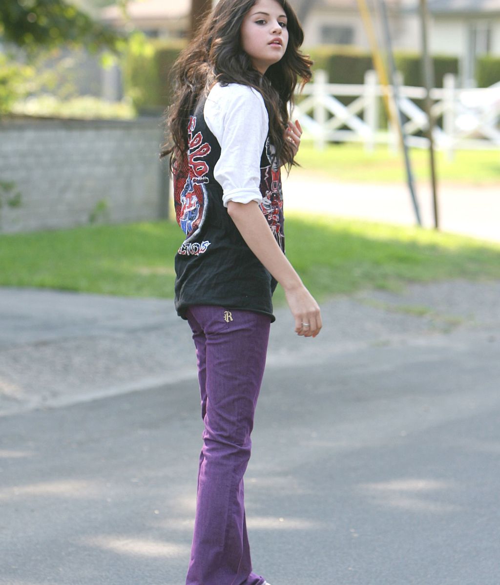 Selena Gomez patina hasta descalza