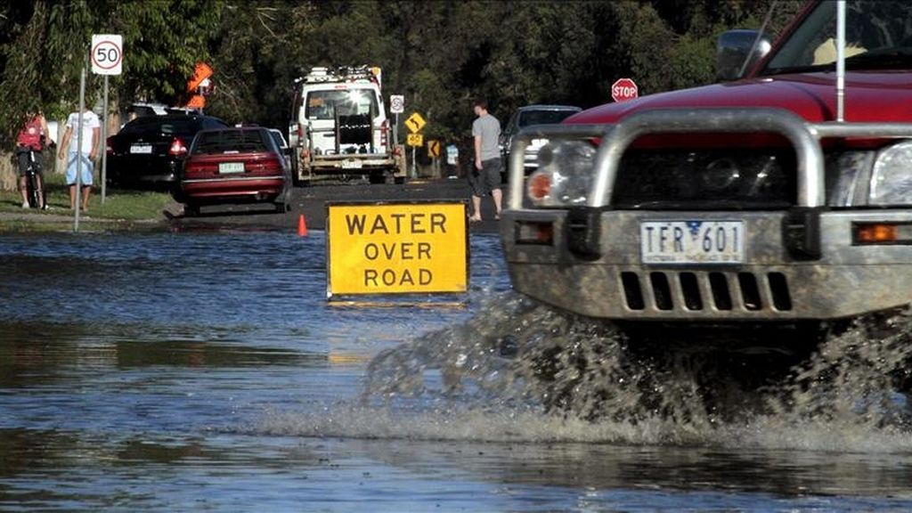 Un coche circula por una calle inundada en Horsham (Australia). Estado de alerta en Australia oriental a causa de las inundaciones. EFE Un coche circula por una calle inundada en Horsham (Australia). Estado de alerta en Australia oriental a causa de las inundaciones. EFE