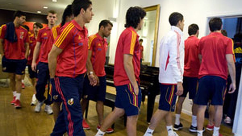 Los jugadores de la sub-21 llegan a la charla técnica. Foto: EFE