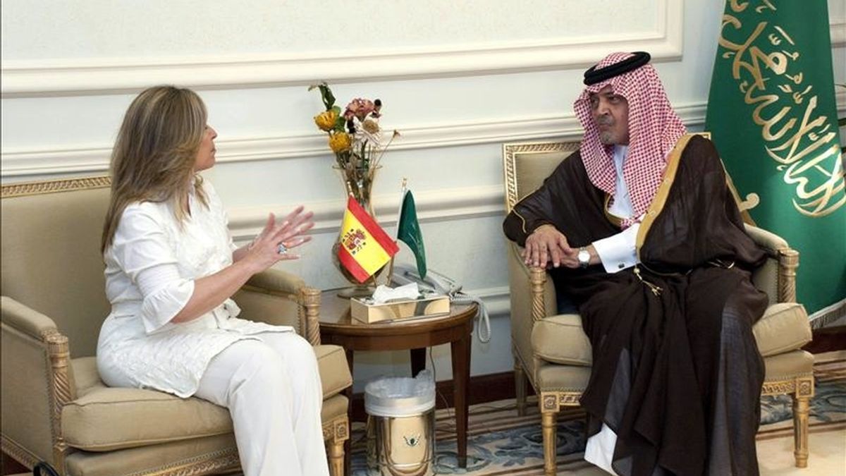 Fotografía facilitada por el Ministerio de Asuntos Exteriores de la ministra española de Asuntos Exteriores, Trinidad Jiménez, durante la reunión que mantuvo con su colega de Arabia Saudía, príncipe Saud al Faisal, al comienzo de su visita a este país. EFE