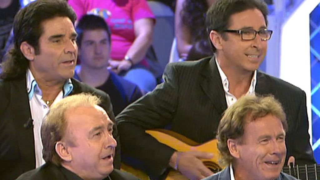 Rocío, la hija de Carmen, quiere animar a su madre con su grupo favorito