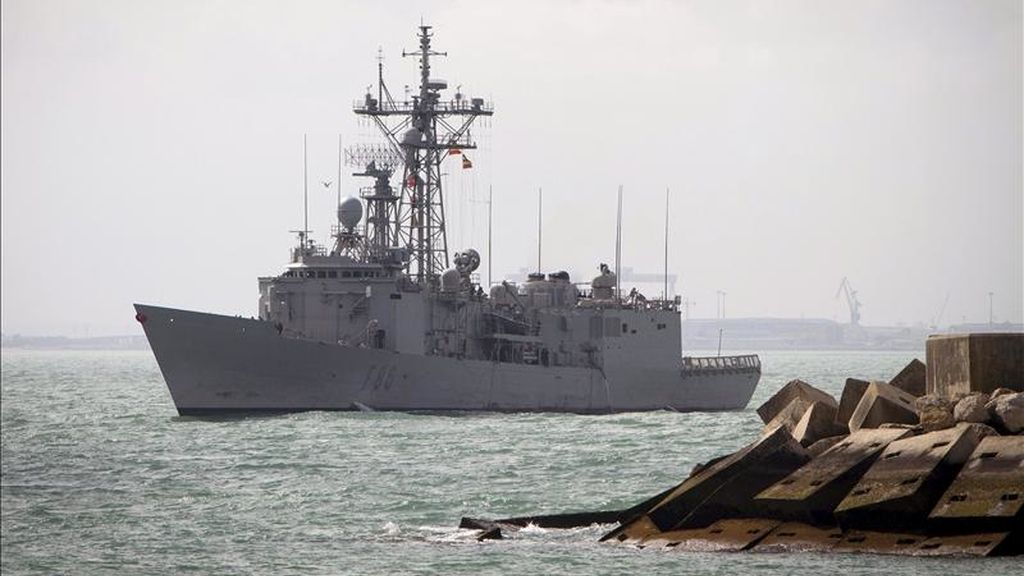 La fragata "Canarias", de regreso a la Base Naval de Rota, en Cádiz, después de ejercer durante casi cinco meses como buque de mando de la Fuerza Naval Europea en la misión "Atalanta" de lucha contra la piratería en aguas de Somalia. EFE/Archivo