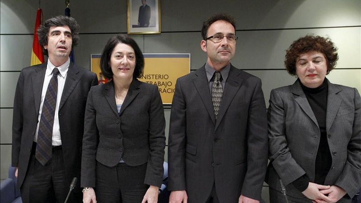El subsecretario de Trabajo e Inmigración, José María de Luxán Meléndez; la secretaria de Estado de Inmigración y Emigración, Ana Terrón; el director general de Inmigración, Markus González, y la directora general Integración de Inmigración, Estrella Rodríguez, de izda a dcham durante la Conferencia Sectorial de Inmigración en la que se debate el borrador del Reglamento de la Ley de Extranjería, esta tarde en la sede del Ministerio, en Madrid. EFE El subsecretario de Trabajo e Inmigración, José María de Luxán Meléndez; la secretaria de Estado de Inmigración y Emigración, Ana Terrón; el director general de Inmigración, Markus González, y la directora general Integración de Inmigración, Estrella Rodríguez, de izda a dcham durante la Conferencia Sectorial de Inmigración en la que se debate el borrador del Reglamento de la Ley de Extranjería, esta tarde en la sede del Ministerio, en Madrid. EFE