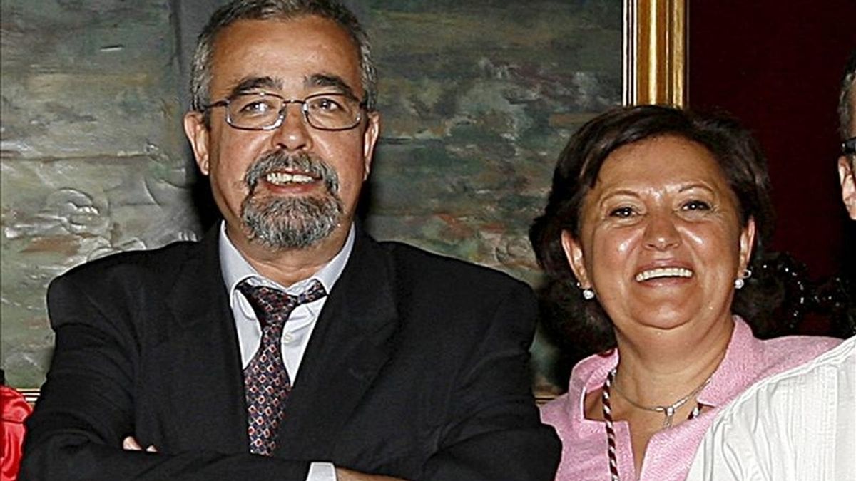 Foto de la concejala de IU en el Ayuntamiento de Madrid Milagros Hernández junto al portavoz de esa formación política, Ángel Pérez. EFE/Archivo