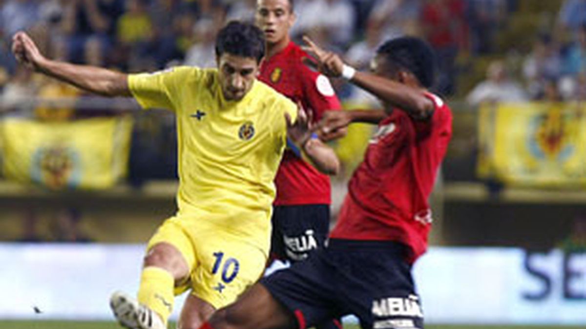 Cani se juega el balón ante el jugador del Mallorca Ensue. Foto: EFE