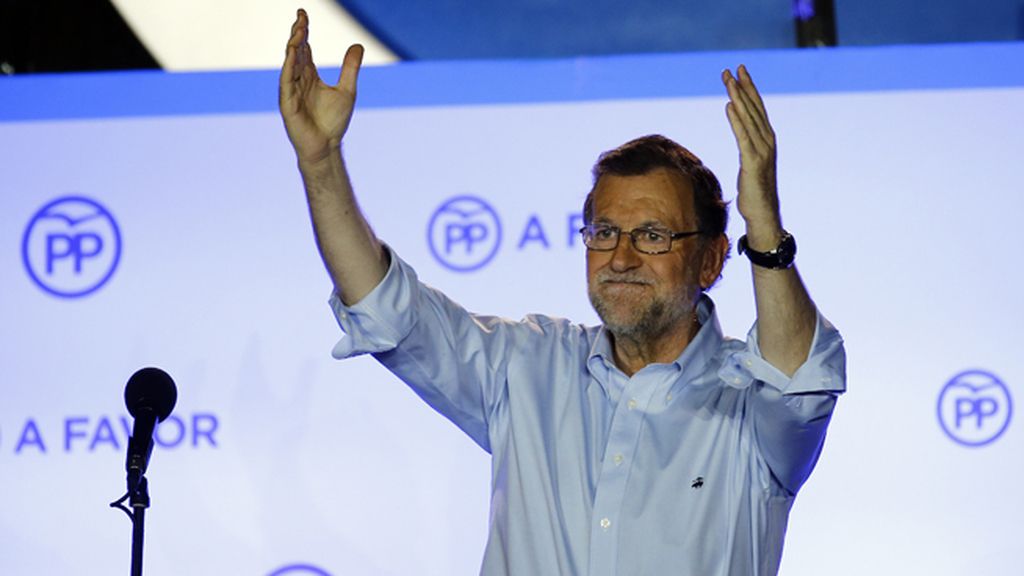 Rajoy reclama desde el balcón de Génova "el derecho a gobernar" del PP