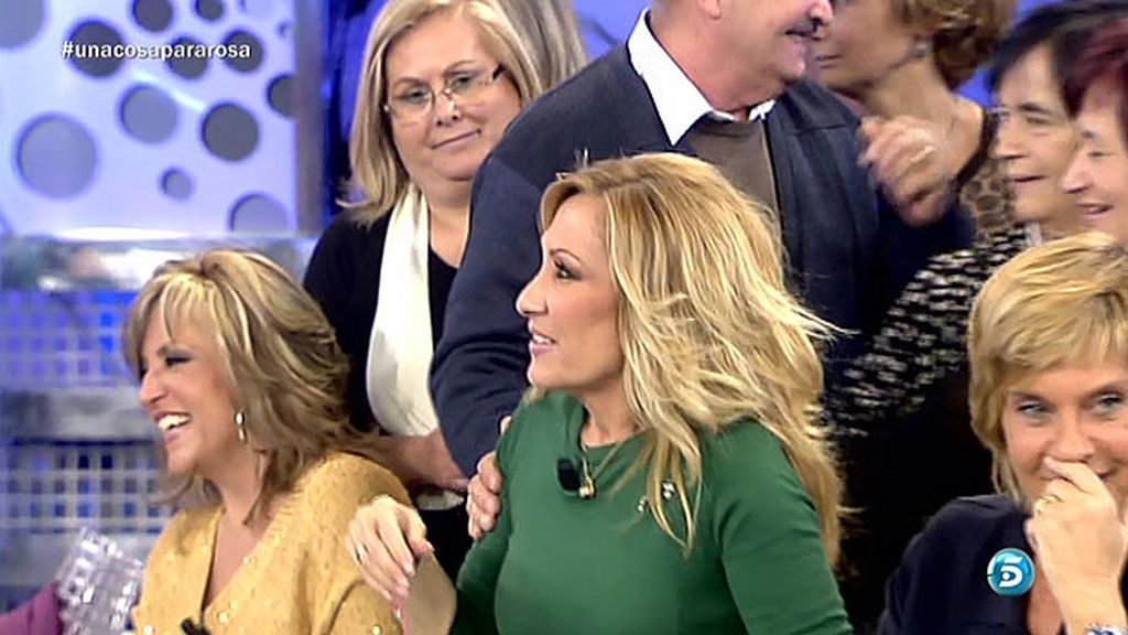 Rosa Benito recibe besos del público y de sus compañeros