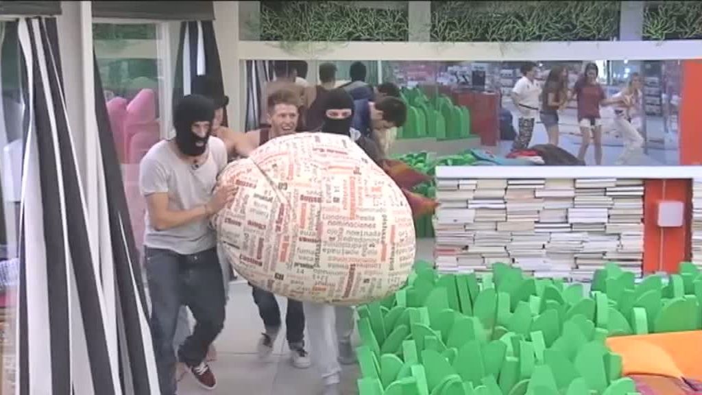 El pobre Carlos ha corrido en cueros por la casa