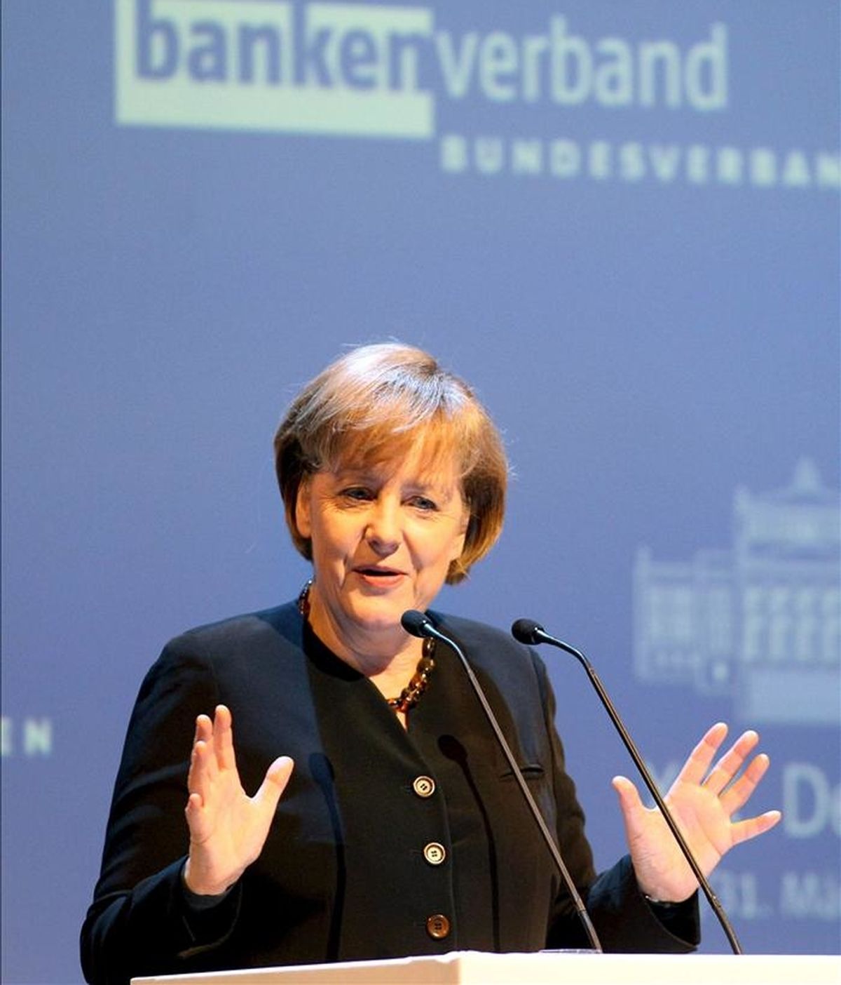 La canciller alemana, Angela Merkel interviene en una convención la víspera de ser operada de la rodilla. EFE