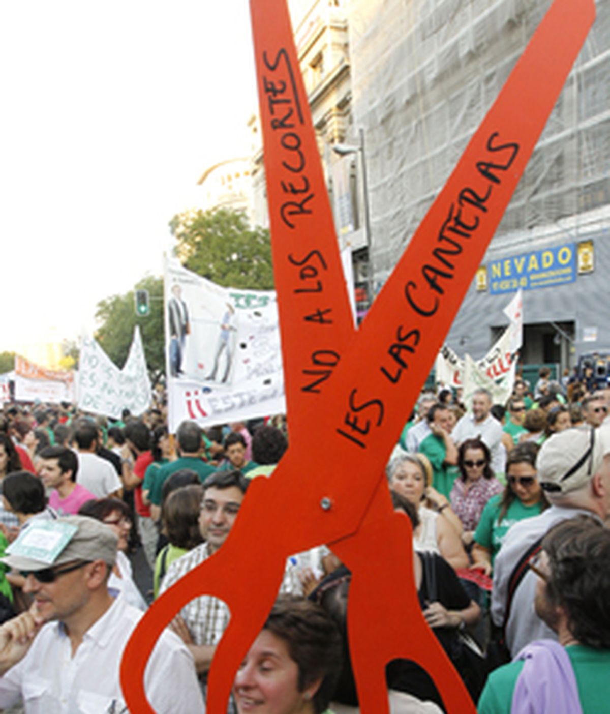 Para el día 21 han convocado una cadena humana para rodear la Consejería de Educación, situada en la calle Alcalá. FOTO: EFE