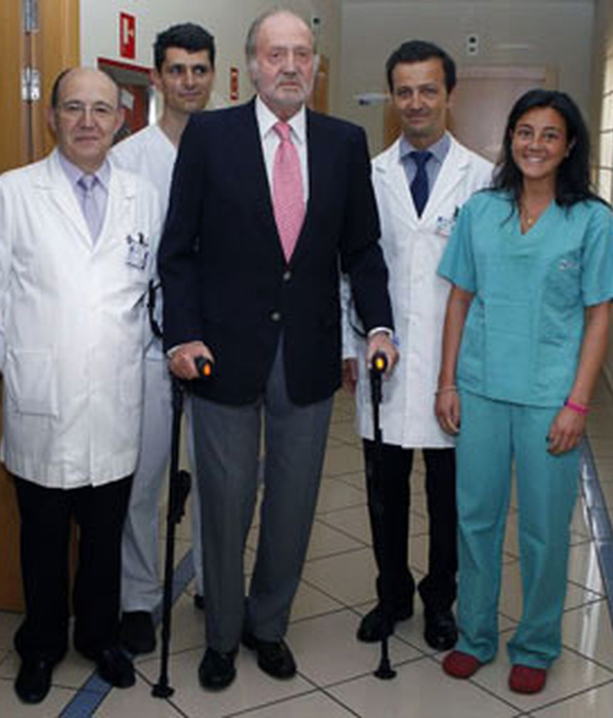 El Rey Don Juan Carlos posa con el equipo médico que le atendióen su reciente operación de rodilla tras recibir el alta. Foto: EFE / Archivo